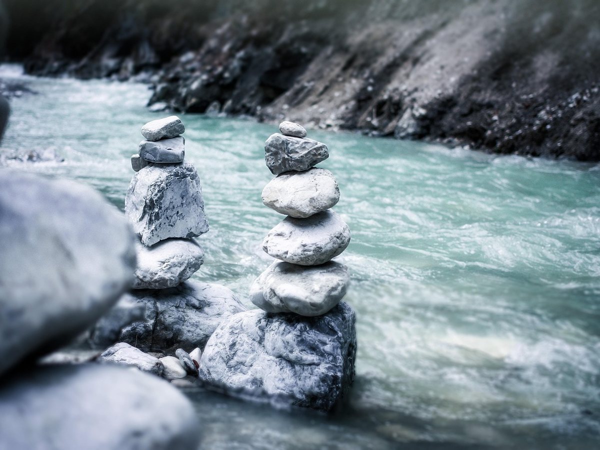 Pierres empilées en équilibre dans un ruisseau
