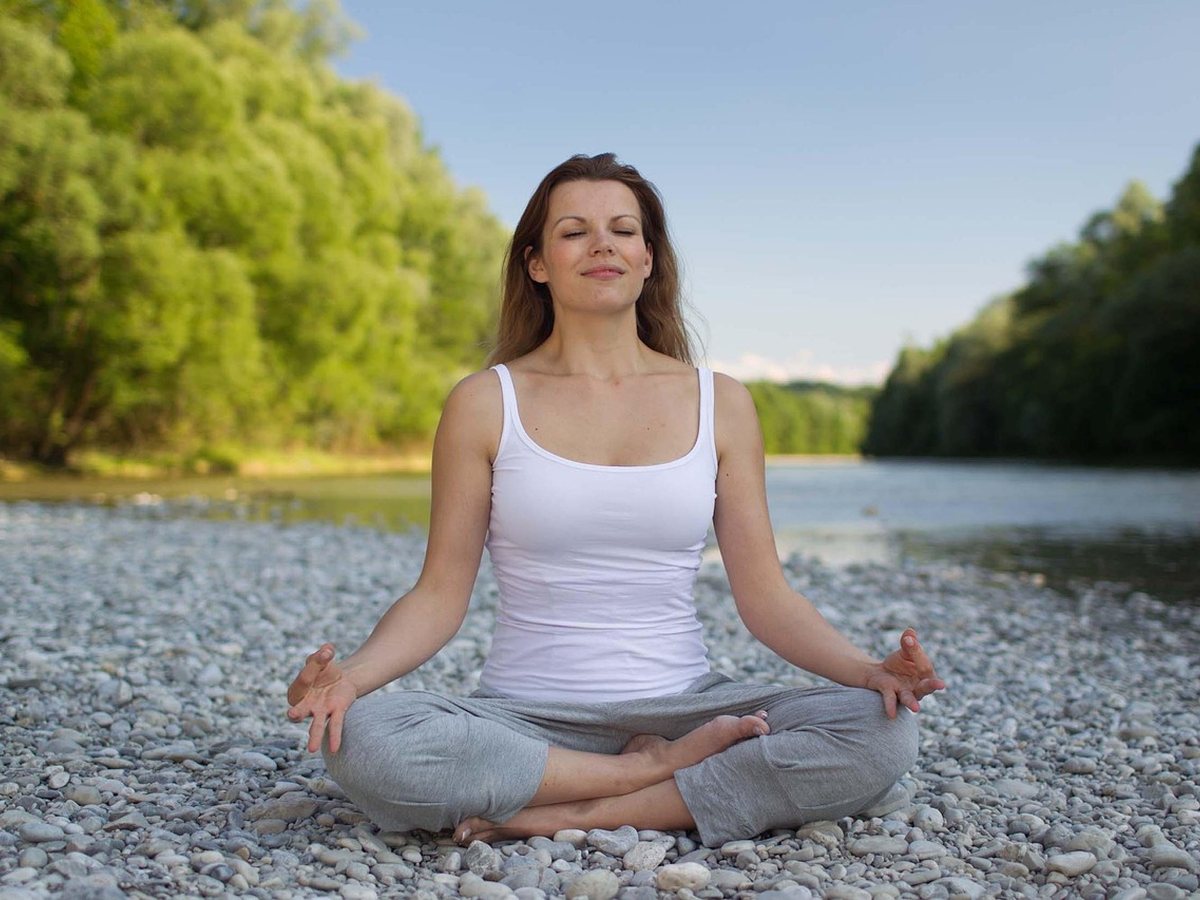 Femme en relaxation au bord de l'eau
