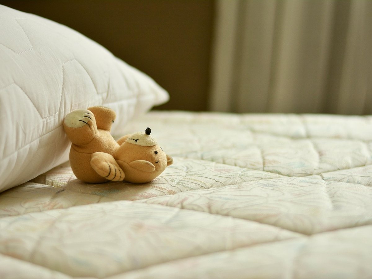 Lit douillet et oreillers pour un sommeil réparateur