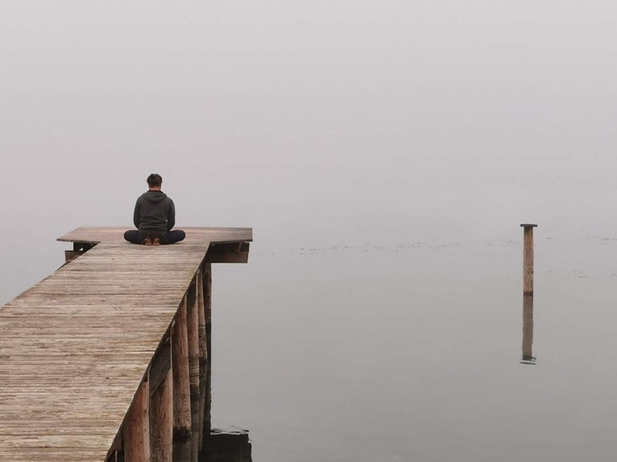 Méditation paisible au bord d'un lac dans la brume